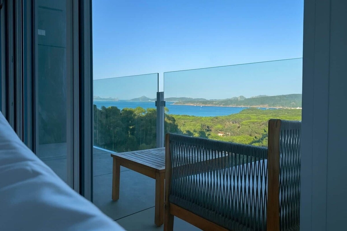 Spacious Ocean View Apartment with Pool & Sunsets